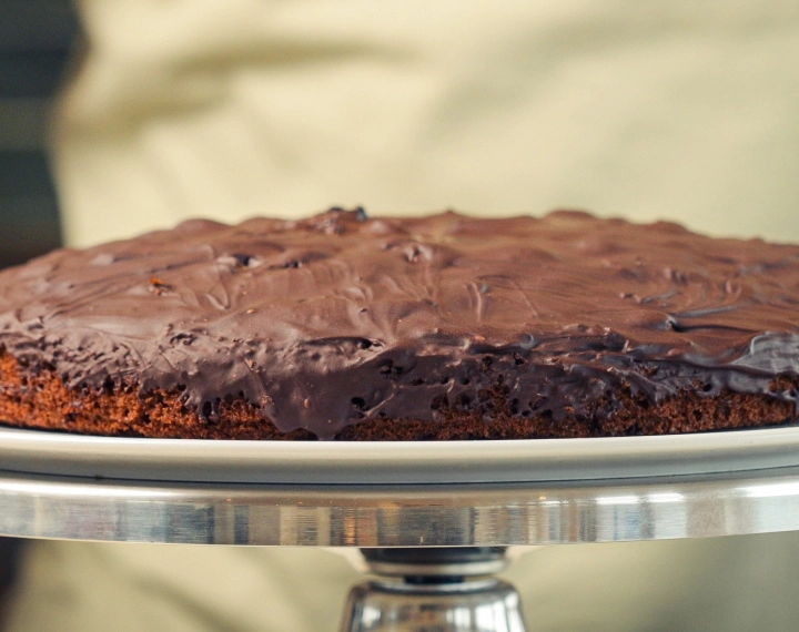 Färdig hemlagad cannabis space cake toppad med smält mörk choklad, serverad som en klassisk edible-dessert